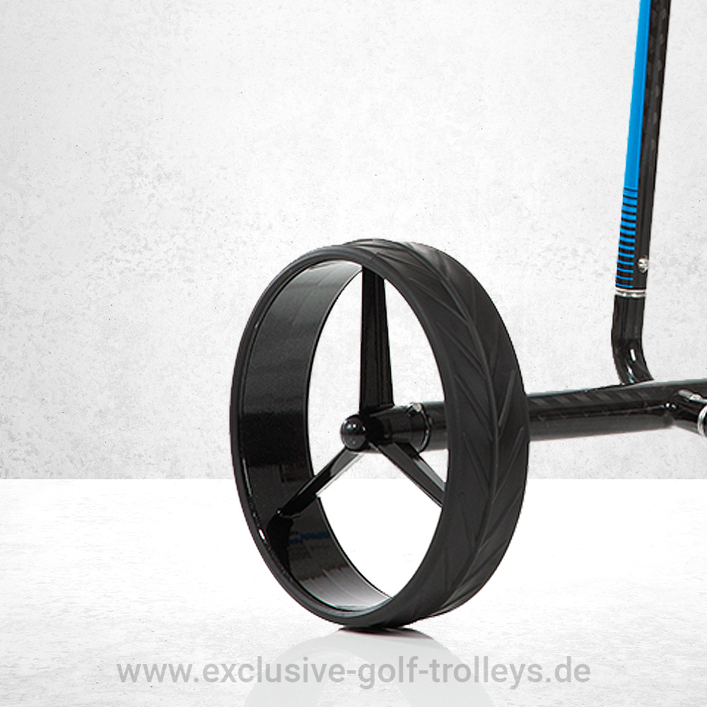 JuCad Carbon Travel 2.0 Schwarz Blau Golftrolley 2 JuCad Carbon Travel, 2-farbiger Golftrolley, Version 1.0 oder 2.0, Farbe: Schwarz-Blau, preiswertes Einstiegsmodell in die Trolley Luxusklasse, 45-Loch Powerpack, 5 Jahre Garantie