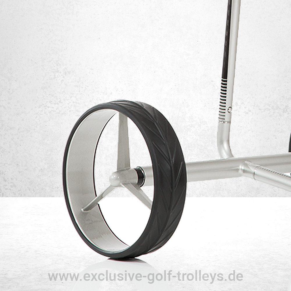 JuCad Carbon 3-Rad Silber-Schwarz manuell mit Tasche 4 JuCad Carbon Travel, 2-farbiger Golftrolley, Version 1.0 oder 2.0, Farbe: Silber-Schwarz, preiswertes Einstiegsmodell in die Trolley Luxusklasse, 45-Loch Powerpack, 5 Jahre Garantie