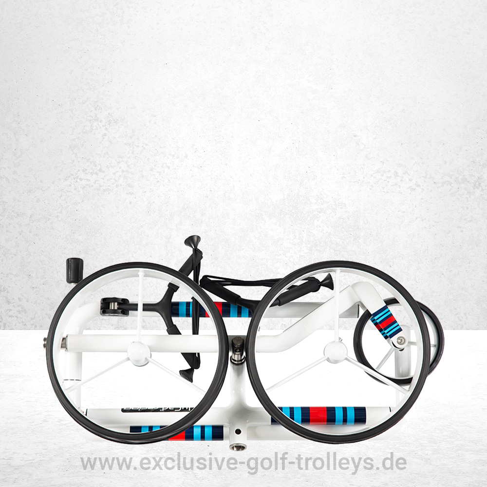 JuCad Carbon Travel 2.0 Racing Golftrolley 4 JuCad Carbon Travel 2.0 Racing Weiß Felgen weiß Reifen Schwarz Racing Sondermodell mit blauen und roten Streifen Golftrolley Golfcaddy Caddy Trolley E-Trolley E-Caddy mit Golfbag Manager Aquata Racing Wasserdicht