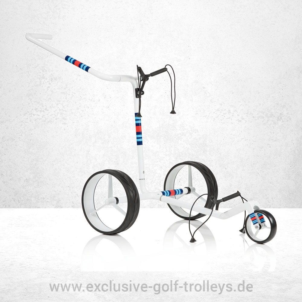 JuCad Carbon Racing 3-Rad Golftrolley manuell mit Tasche 1 JuCad Carbon Travel 2.0 Racing Weiß Felgen weiß Reifen Schwarz Racing Sondermodell mit blauen und roten Streifen Golftrolley Golfcaddy Caddy Trolley E-Trolley E-Caddy mit Golfbag Manager Aquata Racing Wasserdicht